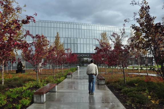 Entrando no Museu de Anchorage, no Alaska